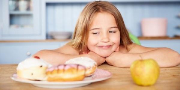 AmerDentalAssn's tweet photo. Everyone loves a sweet treat now and then, but some kids’ sugar cravings never seem to end. Share these six tips with parents to help them cut back on the sugar in their children’s diets: https://t.co/V1UWonaw9x https://t.co/DUhDLMaIPk