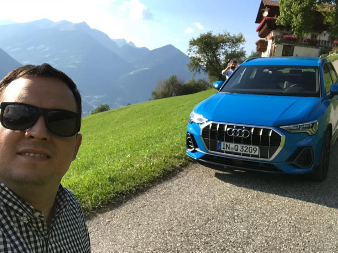 BagreStudios's tweet photo. Nuestro especialista en autos @luiknopfel desde Bolzano - Italia,  en el lanzamiento de la nueva #Audi #Q3; y en Sttutgart - Alemania probando el nuevo #Porsche #911T para @testdrivepy.
Gracias a #Diesa para #AudiParaguay  y @PorscheParaguay. https://t.co/vBktneyHlL