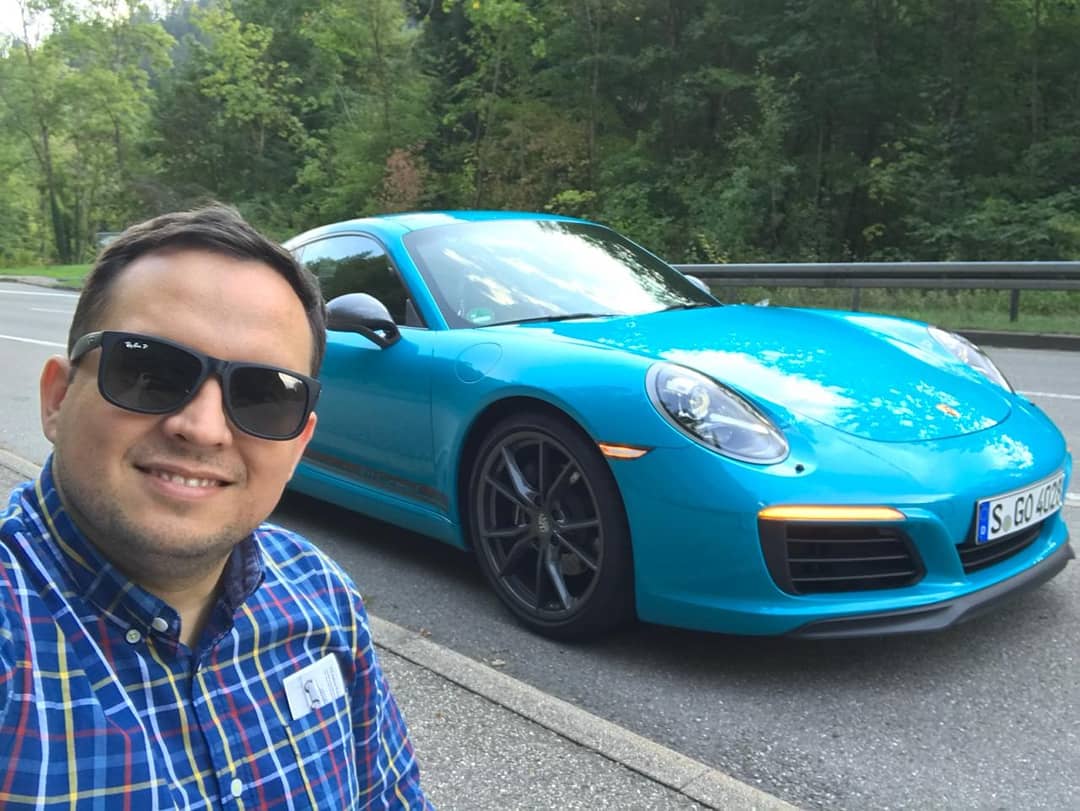 BagreStudios's tweet photo. Nuestro especialista en autos @luiknopfel desde Bolzano - Italia,  en el lanzamiento de la nueva #Audi #Q3; y en Sttutgart - Alemania probando el nuevo #Porsche #911T para @testdrivepy.
Gracias a #Diesa para #AudiParaguay  y @PorscheParaguay. https://t.co/vBktneyHlL