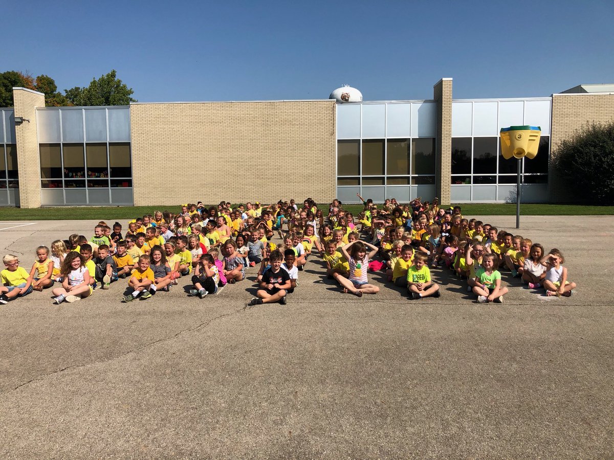 whiteheadkinder's tweet photo. A sea of yellow 💛💚 #homecomingcolorwars https://t.co/ZUzBN4Fdnt