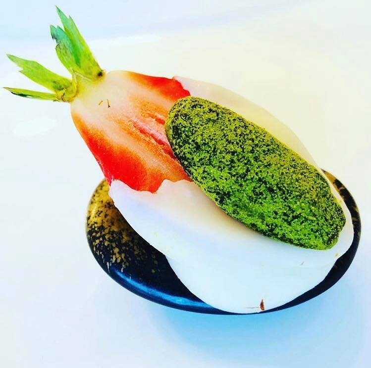 Nos noix de #Pili  #Premium au #Matcha de #Kyoto s'#associent  #divinement avec des #fraises au #chocolat #blanc! 🍫 🍓🌰🥜🌱🌱
Merci au #Chef #Privé #Johannes D #Lenz de nous #surprendre chaque fois avec ses #magnifiques #créations! ❤️
📷: instagram.com/p/BnkCB6MlukU/…
#love #chefs