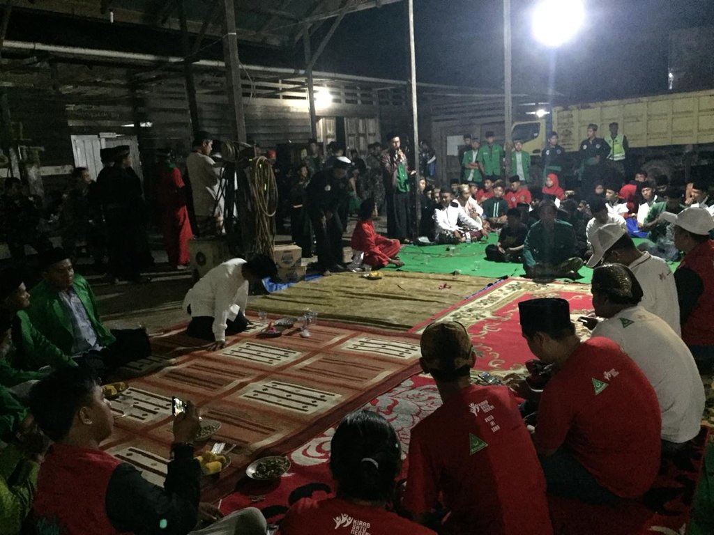 Siang atau malam
Panas maupun hujan
#KirabSatuNegeri tetap berjalan
Karena #KitaIniSama punya harapan besar pada persatuan bangsa