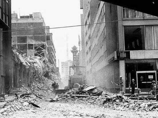 alvez_rebeca's tweet photo. #AlertaSismica a 33 años del terrorifico temblor de 1985 que cimbro las entrañas de la mayor metrópoli latinoamericana!! 💔💔💔😢😢😢 #MegaSimulacro2018 #CDMX #MexicoCity #FuerzaMéxico #19deSeptiembre https://t.co/qVL8YTVlKa