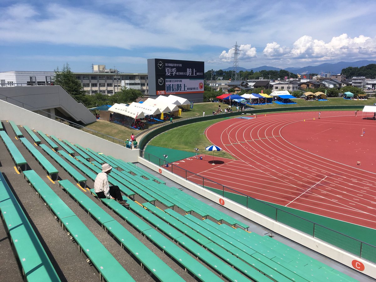 Ysys 998スタジアム は比較的見やすい陸上競技場ですね 小 中学生が自転車で試合会場に行けるというのが一番のメリット
