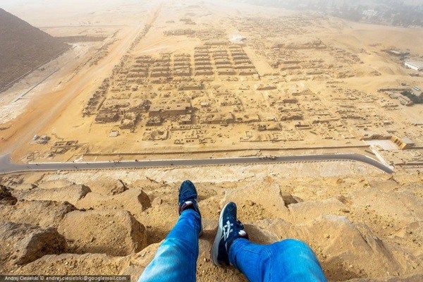 vinbrown's tweet photo. Teen Illegally Climbs To Top Of Great Pyramid &amp; Captures Gloriousness. After being charged with the infraction of mounting the pyramids, he was banned from Egypt for life: https://t.co/EVO4Ru7rg1 #pyramids #egypt🇪🇬 https://t.co/dAla63Sed0