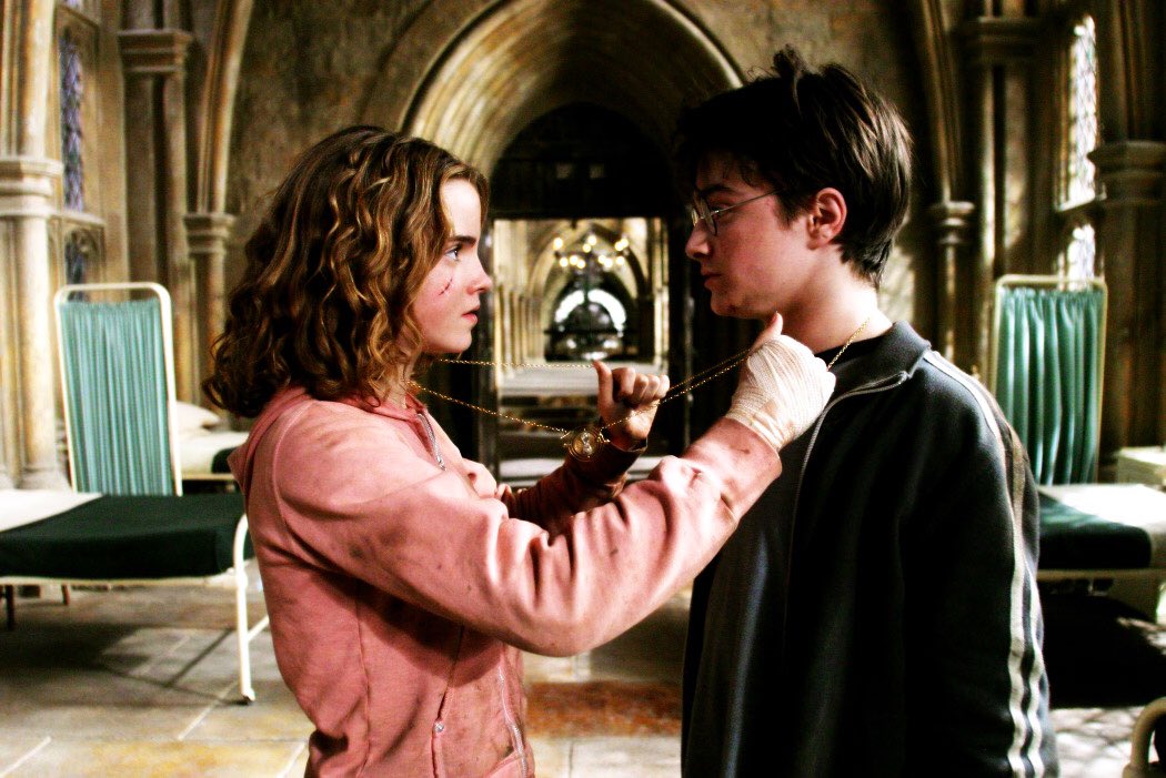 potterish's tweet photo. Em Prisioneiro de Azkaban, Hermione foi a pessoa que moveu toda a trama com o Vira-Tempo que usava para estudar! O que seria da historia desse livro/filme sem Hermione? https://t.co/Q66ILtV8Xp