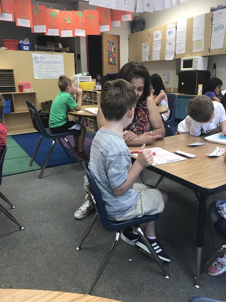 EverettKTeach's tweet photo. We had some choices for math today! We are learning how to do math workshop while working on different math skills AND choosing to work with others or by ourselves! #TuckahoeRocks @TuckPrinc @TuckahoeSchool @APSMath #MathWorkshop https://t.co/Lv8vrDSMZo