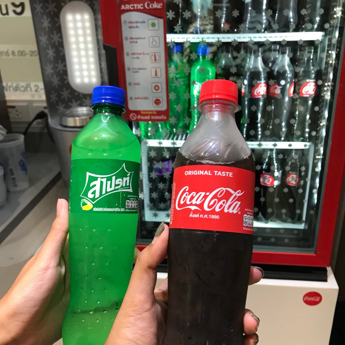 #ชี้เป้า ตู้โค้กแบบใหม่เสกโค้กวุ้นได้ใน 30 วิ ~

😍 ของเล่นใหม่มาแล้วเครื่อง Arctic Coke
ใครชอบเอาโค้กไปแช่ช่องฟรีซต้องชอบแน่ ๆ
เพราะเจ้าเครื่องนี้เสกให้เย็นเป็นวุ้นได้เร็วกว่า 10 เท่า! ✨

ราคาเท่าเดิม เพิ่มเติมคือเย็นเร็วสั่งได้!

พิกัด: สยามกิตติ์, cu terrace, ตึกยูไนเต็ด สีลม