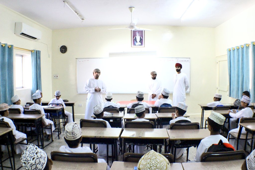 زيارة الأخصائي الاجتماعي للفصول الدراسية لتوعية الطلبة حول لائحة شؤون الطلاب