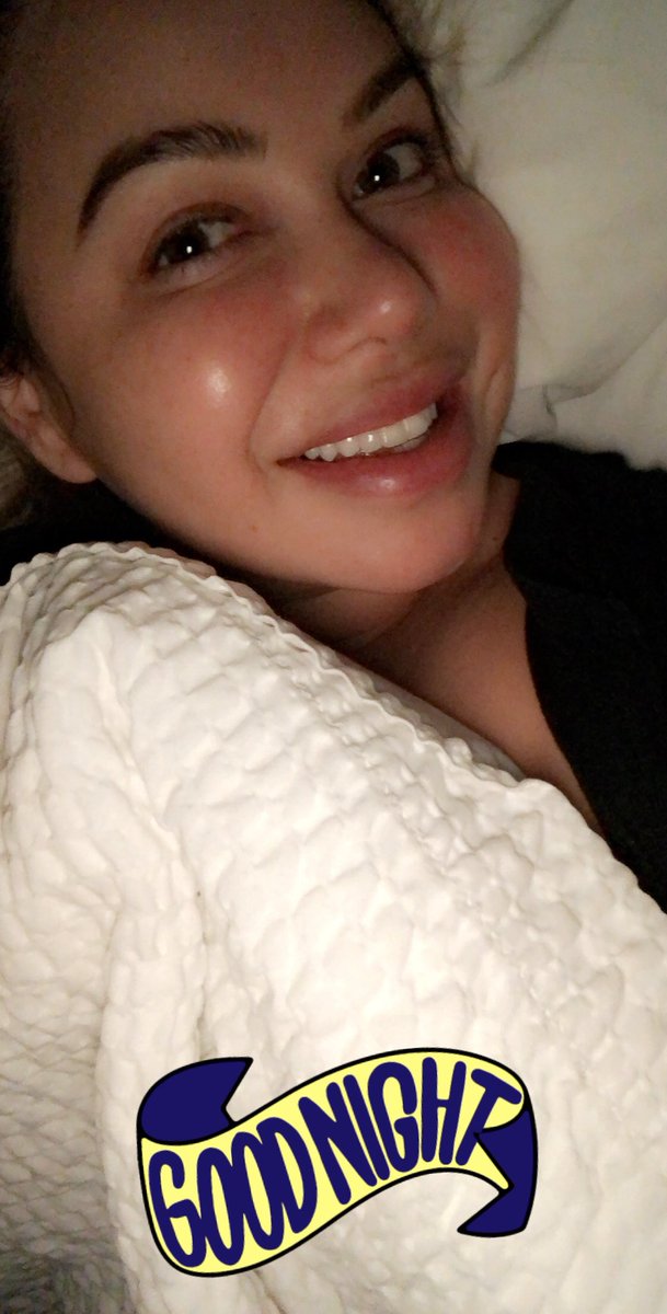 Chiquis626's tweet photo. Buenas Noches a todos mis #BossBees !!! ahora si a mirar una película y dormir 😴this 🐝 is Sleeepy💋 https://t.co/sUlg4YIk8I