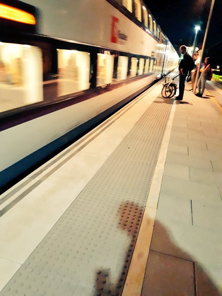 Ja arriba el tren... Respiro pq habitualment arribo a treballar a temps i sense preocupacions derivades del trànsit. Qualsevol altra alternativa seria pitjor. A més, és sostenible i em permet caminar una estoneta al matí #mobilitat2018 #ICSSostenible 
atencioprimariaicsbcn.wordpress.com/2018/09/18/set…