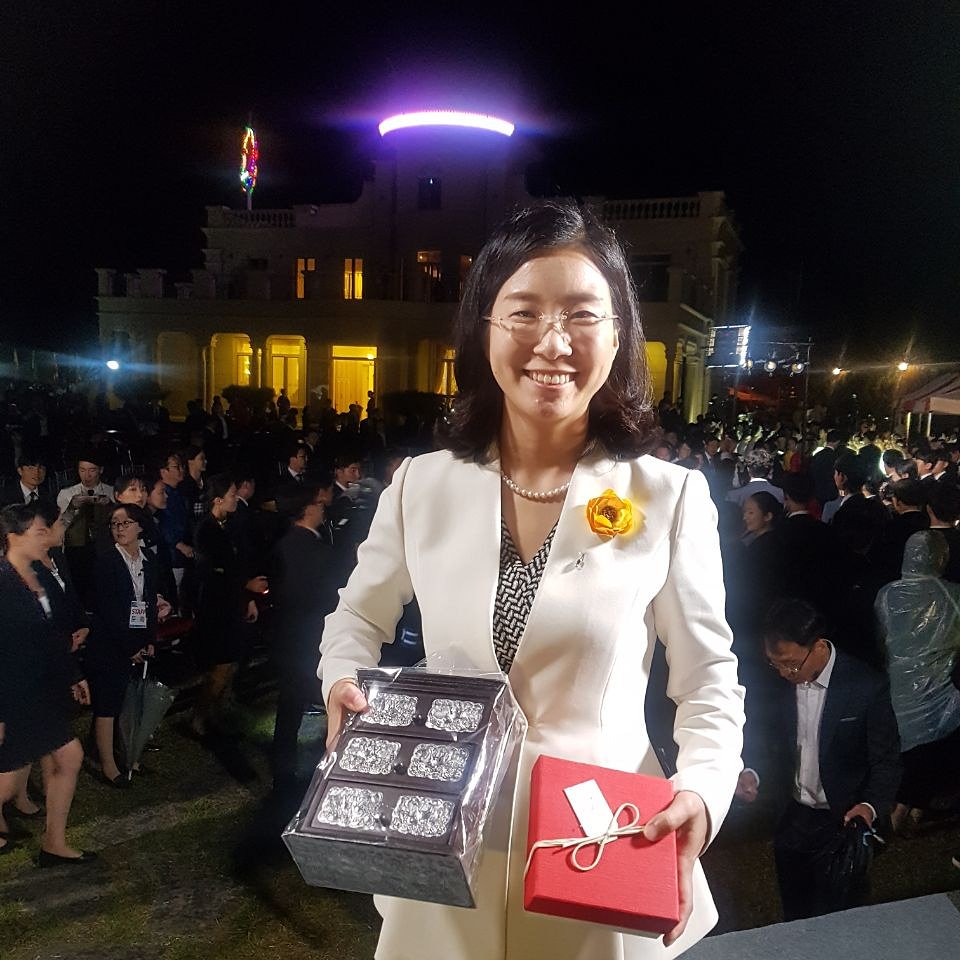 918 만국회의 4주년 기념식의 공식일정을 모두 마치고 가시는 손님들께 저녁 식사를 대접하는 환송 만찬이 진행 되었습니다 평화의 사자도 되어 주시고 선물도 주시고 정말 감사드립니다

5주년때는 대한민국 국민이 하나되서 하는 만국회의 기대하겠습니다~^^

#세계평화 #평화 #만국회의 #IWPG