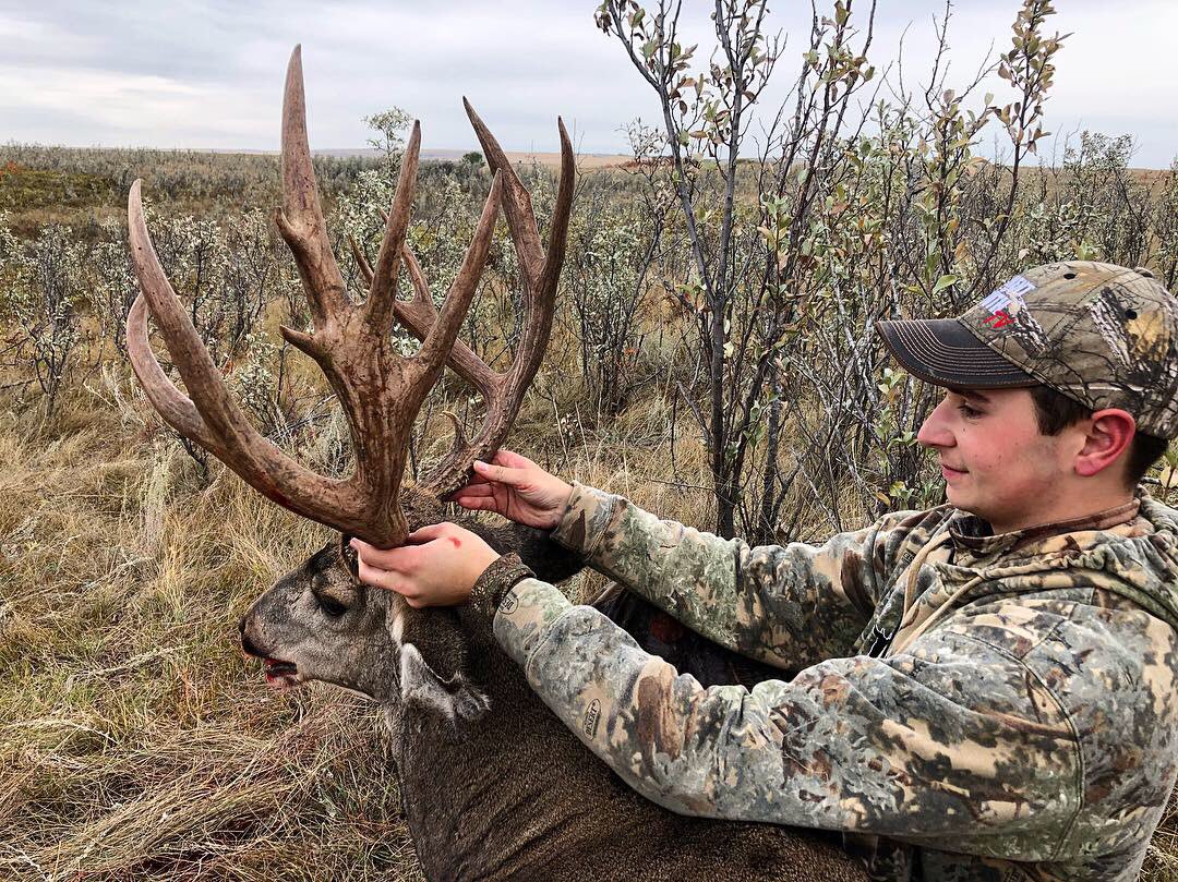 Mitchell_p1234's tweet photo. Today was a day I’ll never forget! First morning in mule deer country and managed to arrow my dream mule deer! This is a buck that will be hard to beat but I can’t wait to try to do it all over again! #MomentofTruthTV #Muledeer #Bowhunting #hunting https://t.co/G0PwpUXI3k
