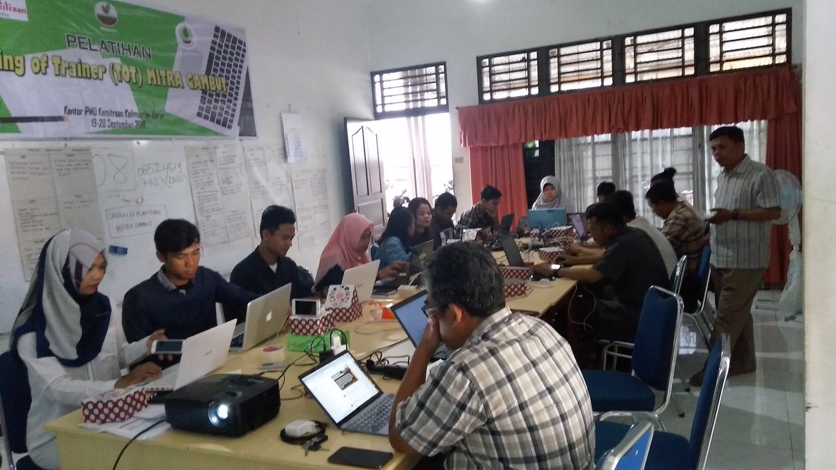 Fasilitator Desa Peduli Gambut (DPG) berlatih menulis berita peristiwa tapak utk diunggah dalam sistem #MitraGambut utk pengarusutamaan isu #RestorasiGambut di Kalbar cc <a href="/kemitraan_ind/">KEMITRAAN - Partnership for Governance Reform</a>