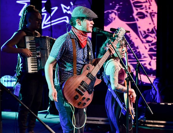 BOmm_Bogota's tweet photo. 👁️ATENCIÓN👁️ Este fin de semana bandas #OrgulloBOmm estarán tocando en el marco del Festival #IdeasAlBarrio🎙️
Sábado 3:30 p.m. @BoomFullMeke
Sábado 5:00 p.m. @lamojarra Eléctrica
Domingo 2:15 p.m. @Vodkanera  
GIM.MODERNO
#MiMejorIdeaHaSido | #CCB #140añosconBogotá https://t.co/uWENdfGmnp