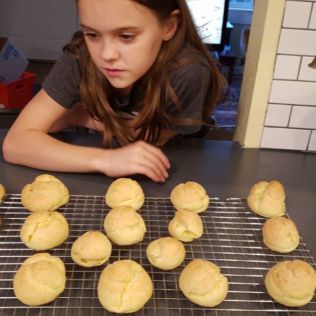 MudRiverLive's tweet photo. I get lunchtime love notes, I make cream puffs for desert. There's a certain mathematical quality to things... #daughtersarethebest #choux #creampuffs #timewithkids #baking https://t.co/ONC5iQQnj2 https://t.co/P03otUmZvl