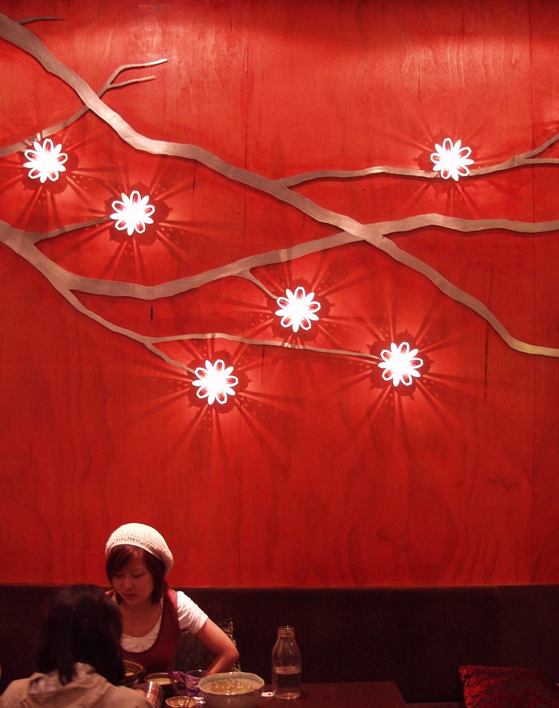 SatelightDesign's tweet image. Satelight&apos;s Blossom lights at Big Mama restaurant.

#throwbackthursday #lightingproject #restaurantlights #restaurantlighting #red #blossomlight #flower #blossom #japaneseblossom #interiordesign #branch #walllights #lighting #lights #madeinaustralia #designedinaustralia
