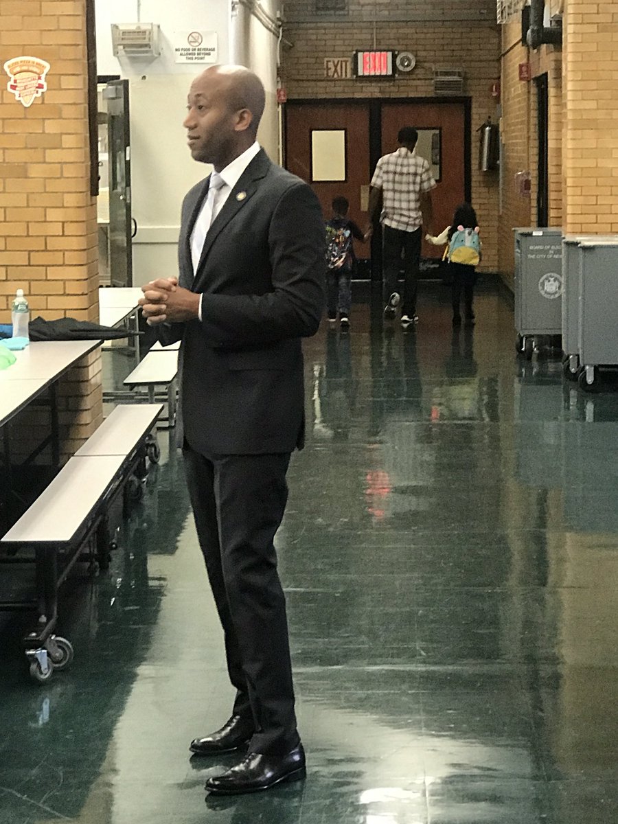 29Q118's tweet photo. PS118 Dads came out!!! For #DTYCTS. Strong presence 3 years in a row! I’m so proud. We thank @clydevanel and @IDaneekMiller for sharing some wisdom and positivity with us. #inspiringmindsandbuildingdreams @D29PresCouncil @cdec_29q @D29Shines @bevmitche @NYCSchools https://t.co/g77YIHbQCo