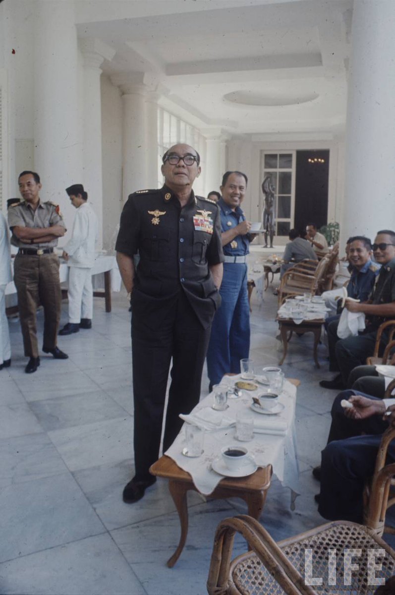 Aku baru tau dokumentasi Hari-Hari terakhir Presiden Soekarno di Istana Negara.

Credit to LIFE Magazine.