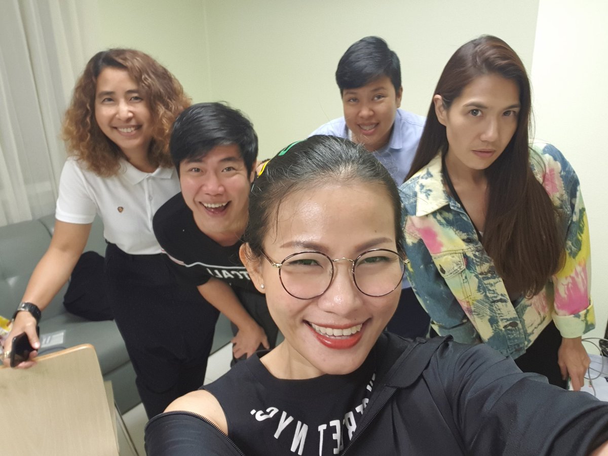 ToeiiSiri's tweet photo. ช่วงนี้ทำงานคอนเสิร์ตทุกวัน เลยไม่ได้ไปทำงานด้วยและไม่เจอกันเลย..เมื่อวานน้องมาถ่ายงานใกล้ตึกแกรมมี่ ดีใจ รีบวิ่ง 4×100 ไปหาสุดตัว :) https://t.co/LQCSkd2MOd