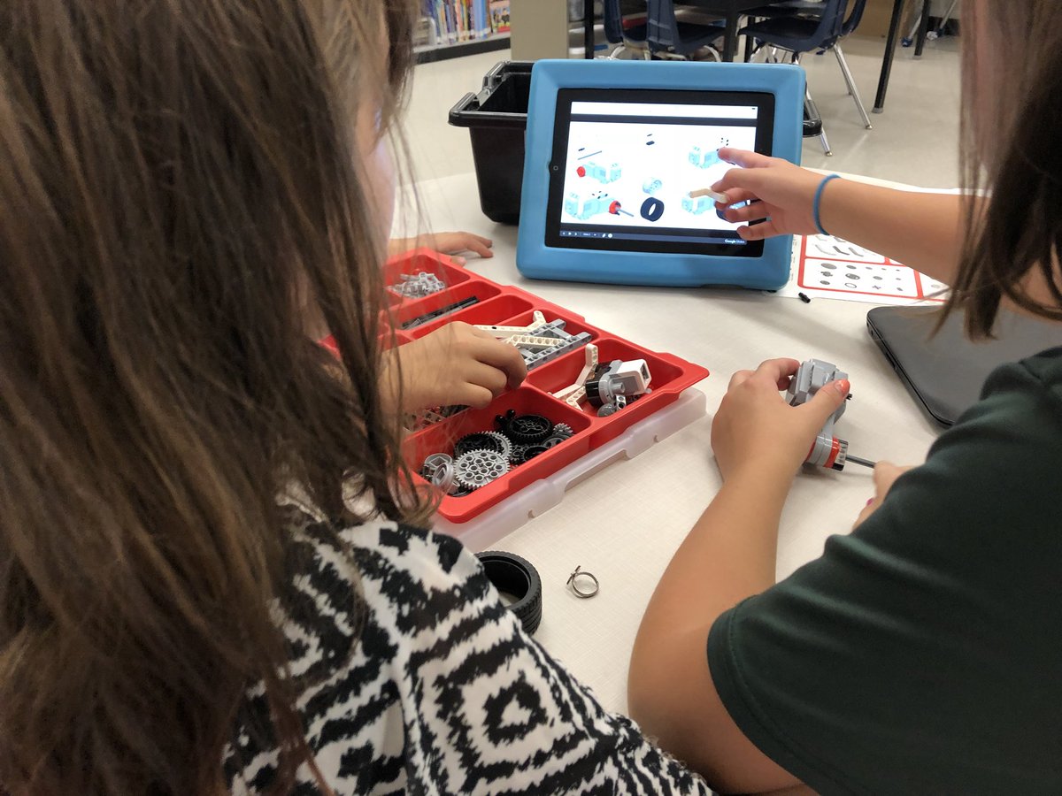 SmithSmarties3's tweet photo. Great afternoon building #EV3LEGO @woodheightsps with TL Tara Phillips and @Alexander1Ej ! Ss challenged their spatial reasoning skills to build the robots from scratch and begin coding. Lots of perseverance and communication. Can’t wait to see the learning to come! #TVDSBmath https://t.co/Z3I4y9ujHW