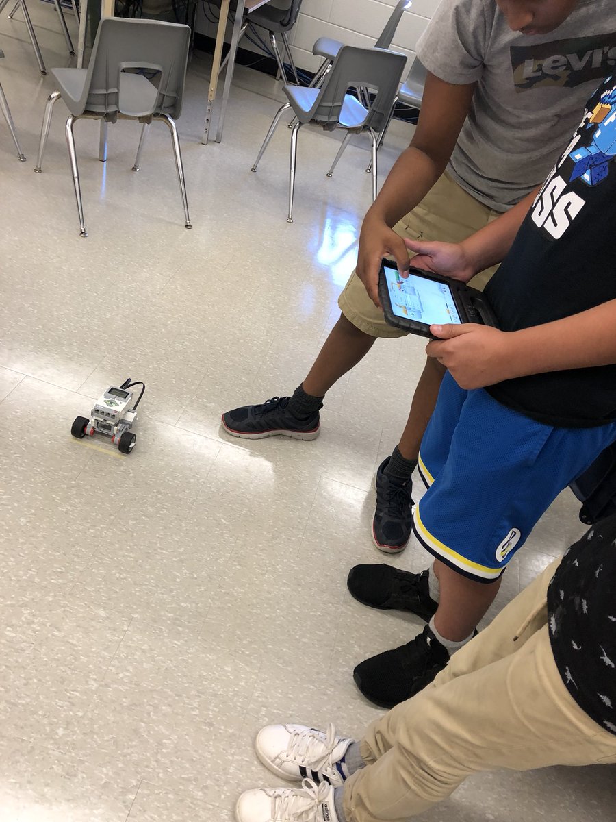 SmithSmarties3's tweet photo. Great afternoon building #EV3LEGO @woodheightsps with TL Tara Phillips and @Alexander1Ej ! Ss challenged their spatial reasoning skills to build the robots from scratch and begin coding. Lots of perseverance and communication. Can’t wait to see the learning to come! #TVDSBmath https://t.co/Z3I4y9ujHW