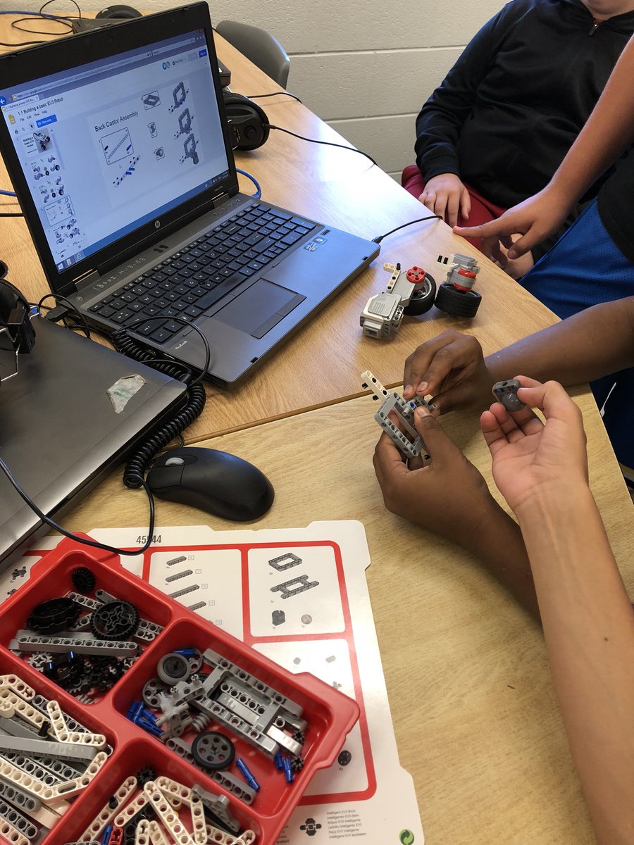 SmithSmarties3's tweet photo. Great afternoon building #EV3LEGO @woodheightsps with TL Tara Phillips and @Alexander1Ej ! Ss challenged their spatial reasoning skills to build the robots from scratch and begin coding. Lots of perseverance and communication. Can’t wait to see the learning to come! #TVDSBmath https://t.co/Z3I4y9ujHW