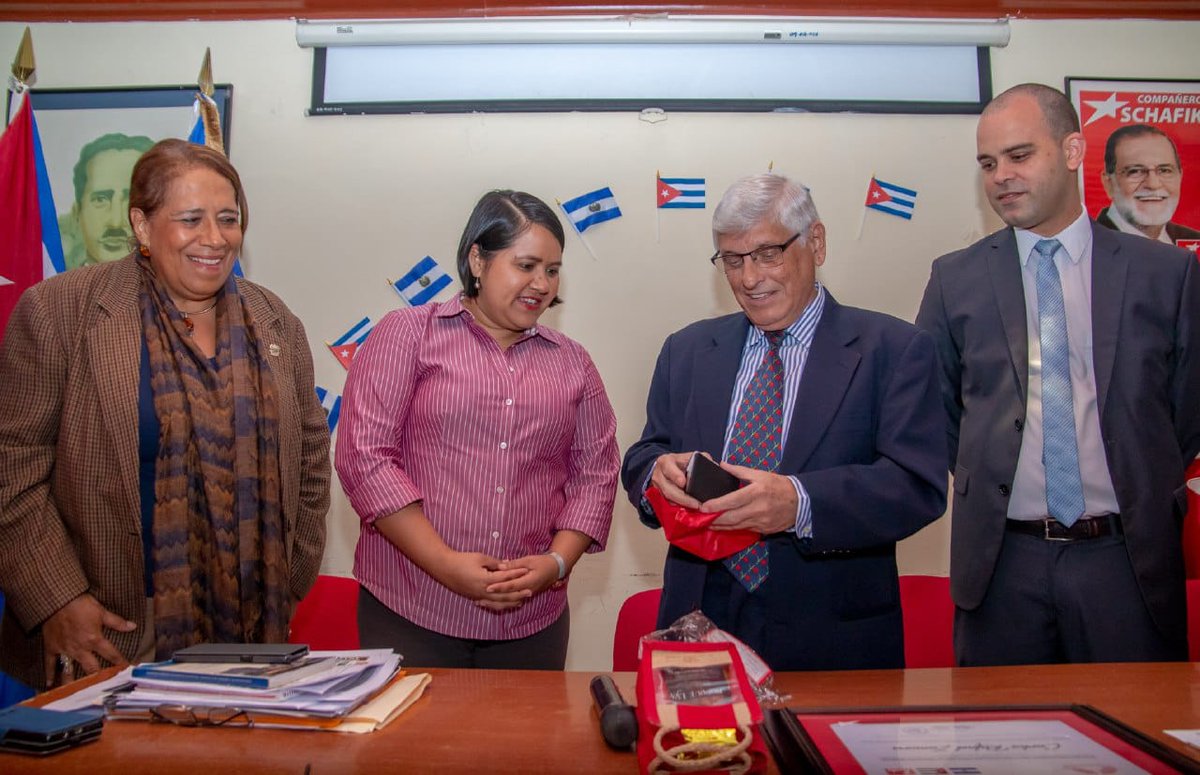 cristicornejo_'s tweet photo. Agradecemos toda la solidaridad y cooperación del pueblo y gobierno de #Cuba🇨🇺 en #ElSalvador🇸🇻.

Como grupo parlamentario del @FMLNoficial brindamos nuestro reconocimiento al Embajador Carlos Zamora Rodríguez, por su amistad y apoyo al país.

@embacubasalva @CubaMINREX https://t.co/tsPlvvB3fY