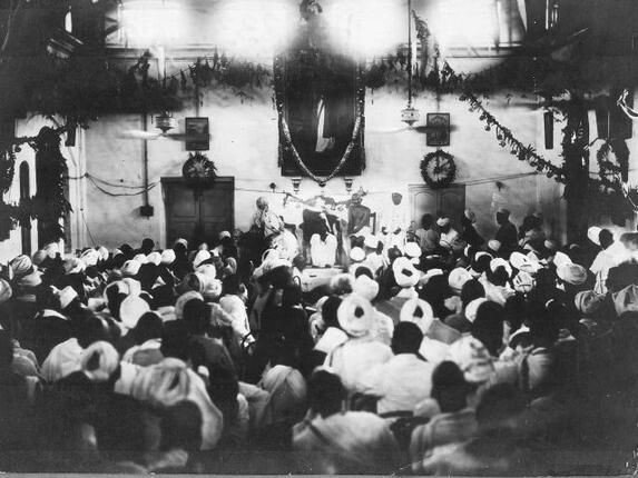 Mahatma Gandhi at @the_hindu office in Mount Road, Madras, after unveiling the portrait of #TheHindu's ex Editor, Mr S Kasturi Ranga Iyengar, on Mar 22, 1925. (L to R) Dr. Annie Besant, Rt. Hon. V.S. Srinivasa Sastri & Mr S Srinivasa Iyengar #TheHinduAt140 #Gandhi150Years