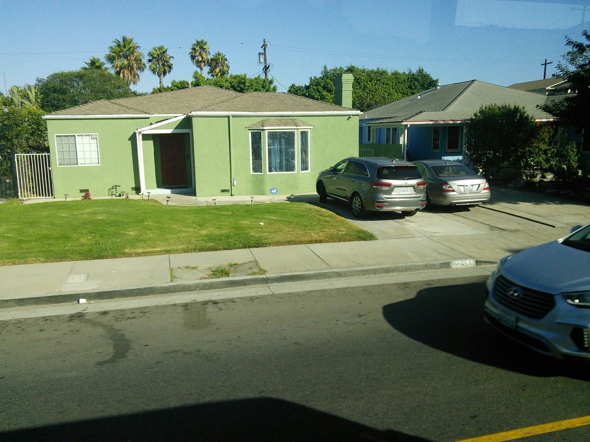 いしいたける ハリウッドの街から少し離れたところで見た住宅 家の前に芝生の庭ないし駐車スペースがある一軒家で ザ アメリカの一軒家という感じ これは高級住宅に属するのかな