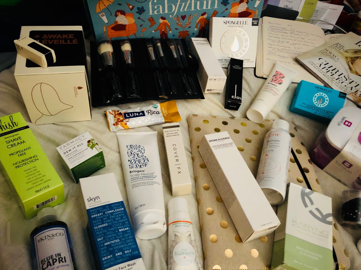 ShingStarBlog's tweet image. It&apos;s #Wednesday about 10PM EST and I am up taking notes for the upcoming final reveal of my #FabFitFunFallBox I snapped this photo. #Beforetheblog, before the staging, before the #reviews.  
#KeepingIitReal #FabFitFunPartner #Influencer, #bloggerlife ➡️ ow.ly/jkpa30lP2UK