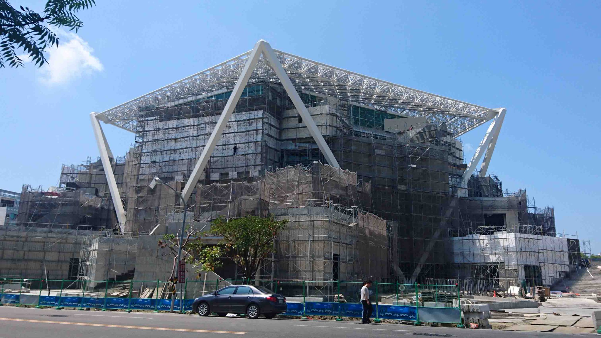 フラクタルな日除け屋さん 台南市美術館に巨大なフラクタル日除けが建設中です 坂茂さんの設計 により 5階建ての美術館全体を差し渡し約80mの巨大な日除けがすっぽり覆います 当然 世界最大のフラクタル日除けです 来年春竣工予定