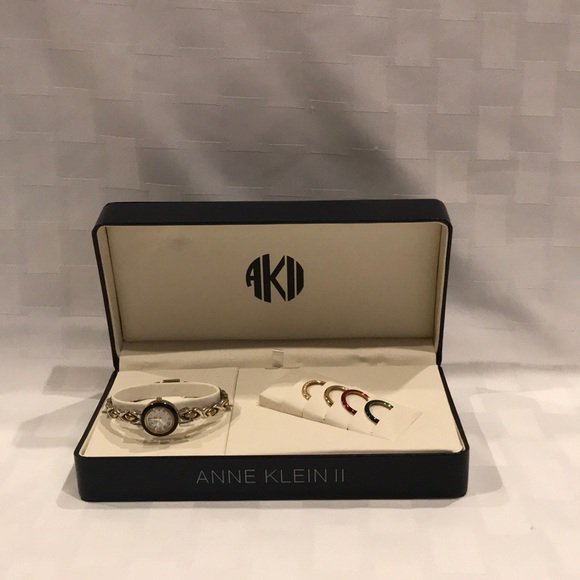 LeighThomas's tweet photo. So good I had to share! Check out all the items I'm loving on @Poshmarkapp #poshmark #fashion #style #shopmycloset #metoo #labelle #anneklein: https://t.co/HUVo94Yy5r https://t.co/X8LhsXVyRC