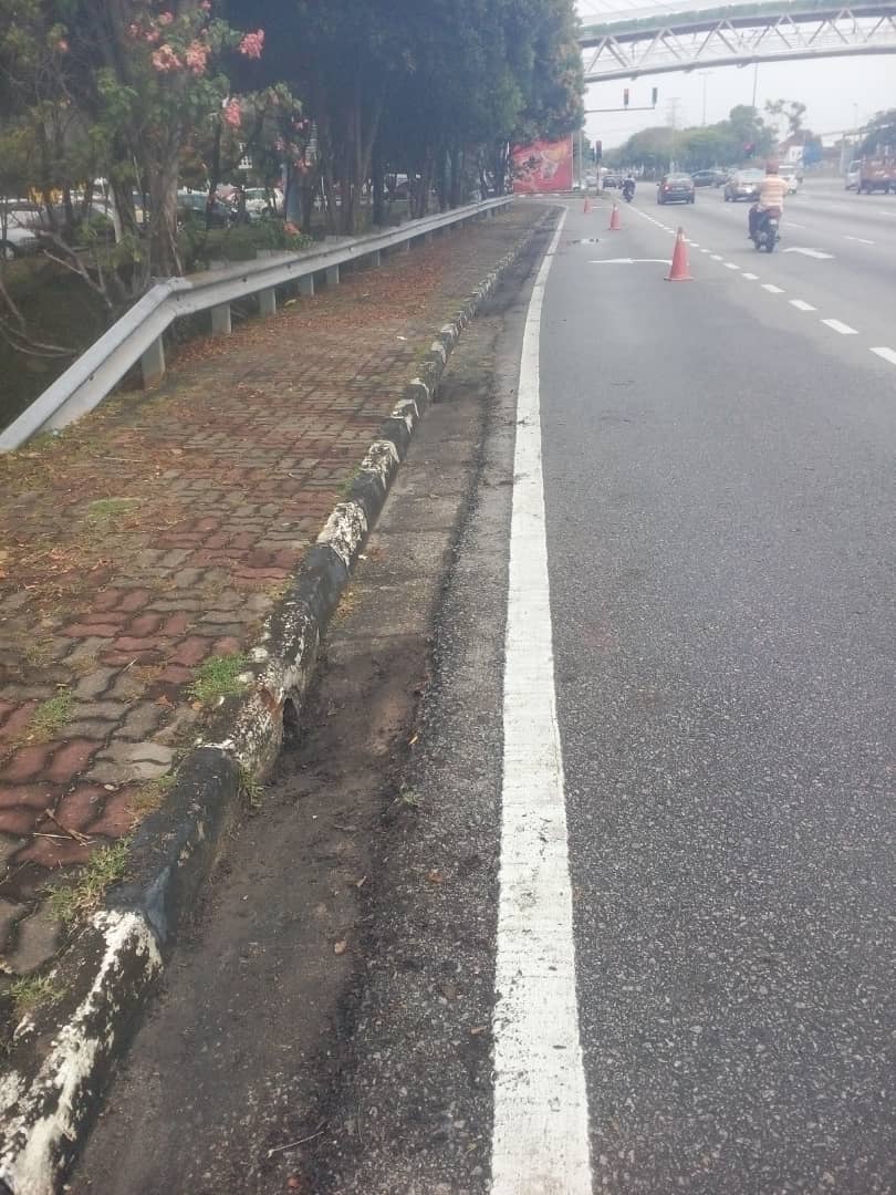 SSSSB_Melaka's tweet photo. 20.9.2018

FT019 Lebuh AMJ
Sek. 30.30 LHS
#MelakaTengah @JKRMelakaTengah 

Pelbagai usaha dilaksanakan atasi air bertakung

#TeamSelia bersih weephole sekitar seksyen ini

《Saliran Bersih Aliran Lancar》

#ZeroPonding sasaran kami

#SeliaGroup #ZonSelatan #InfraRakyat https://t.co/InGPQNp7jE