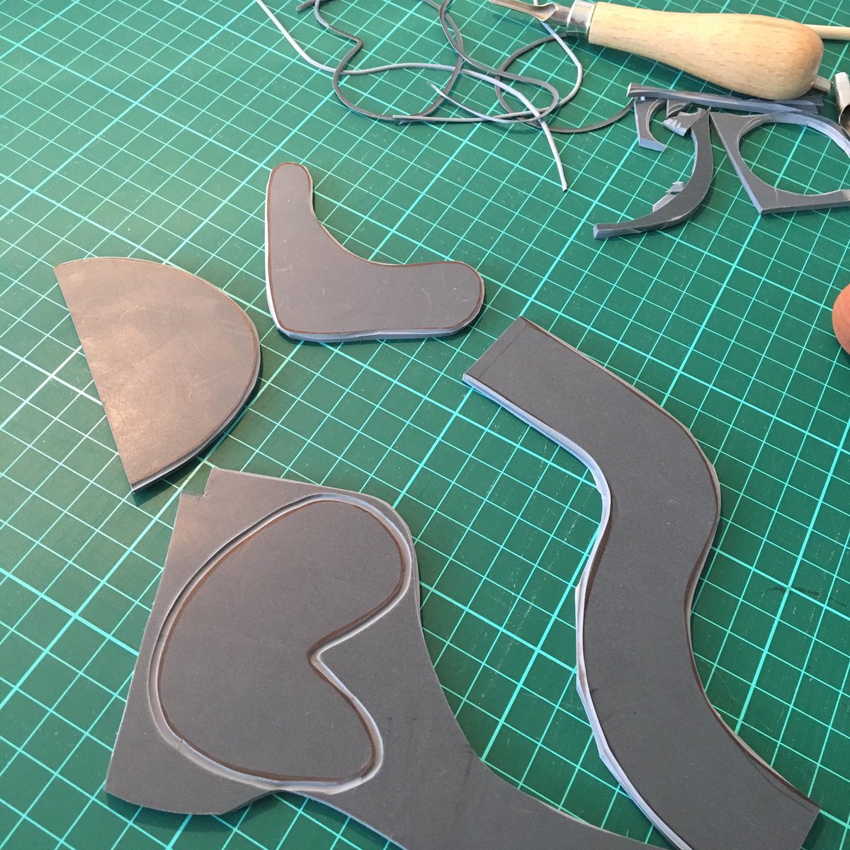 LittleGreyWolfC's tweet photo. Random lino carving to play with the colours I mixed. Excited to see the two meet 🌱
#testphase #littlegreywolfpaints #abstractartists #abstractart #abstractartwork #abstractartpainting #emergingartists #creativityfound #artistsofinstagram #modernartists #paintingprocess https://t.co/J52HCQ76jk