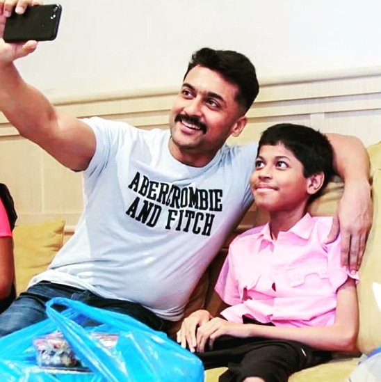 Suriyaa_addictz's tweet photo. Charming #Surya With Fan😍
#AltruisticSuriya https://t.co/O1RWothG3W