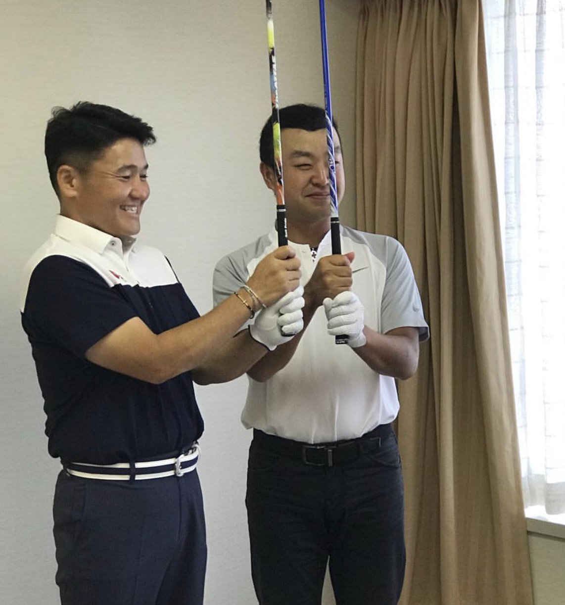 高橋篤史 週刊ゴルフダイジェスト9月25日発売号に 丸山茂樹プロと時松隆光プロの対談記事が掲載されます 丸山茂樹 時松隆光 ベースボールグリップ テンフィンガーグリップ T Co Fa4krixqcq Twitter