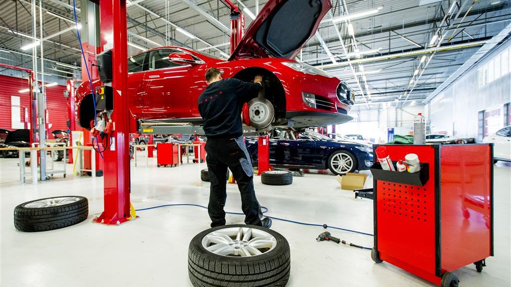 RTLZ's tweet photo. Elektrische auto repareren duurder, maar verzekeren valt wel mee. Dat gaat trouwens wel veranderen https://t.co/87BuGKJN1i https://t.co/ivzKPORcRK