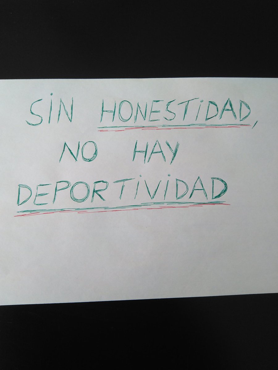 -Mamá, ¿por qué se siente tan orgulloso ese jugador después de haber engañado al árbitro?
-No lo sé, hijo. Pero tú no lo hagas. Tú colabora con él siempre que puedas, y dile la verdad para que haya justicia. Así te sentirás muy bien contigo mismo y disfrutarás más del juego.