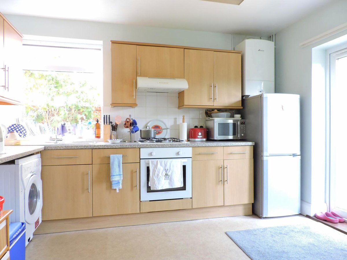 Available now, 3 bed unfurnished house in Gudge Heath Lane, Fareham £ 1075 pcm <a href="/LeadersLimited/">Leaders</a> #property @PropertyHants #Fareham