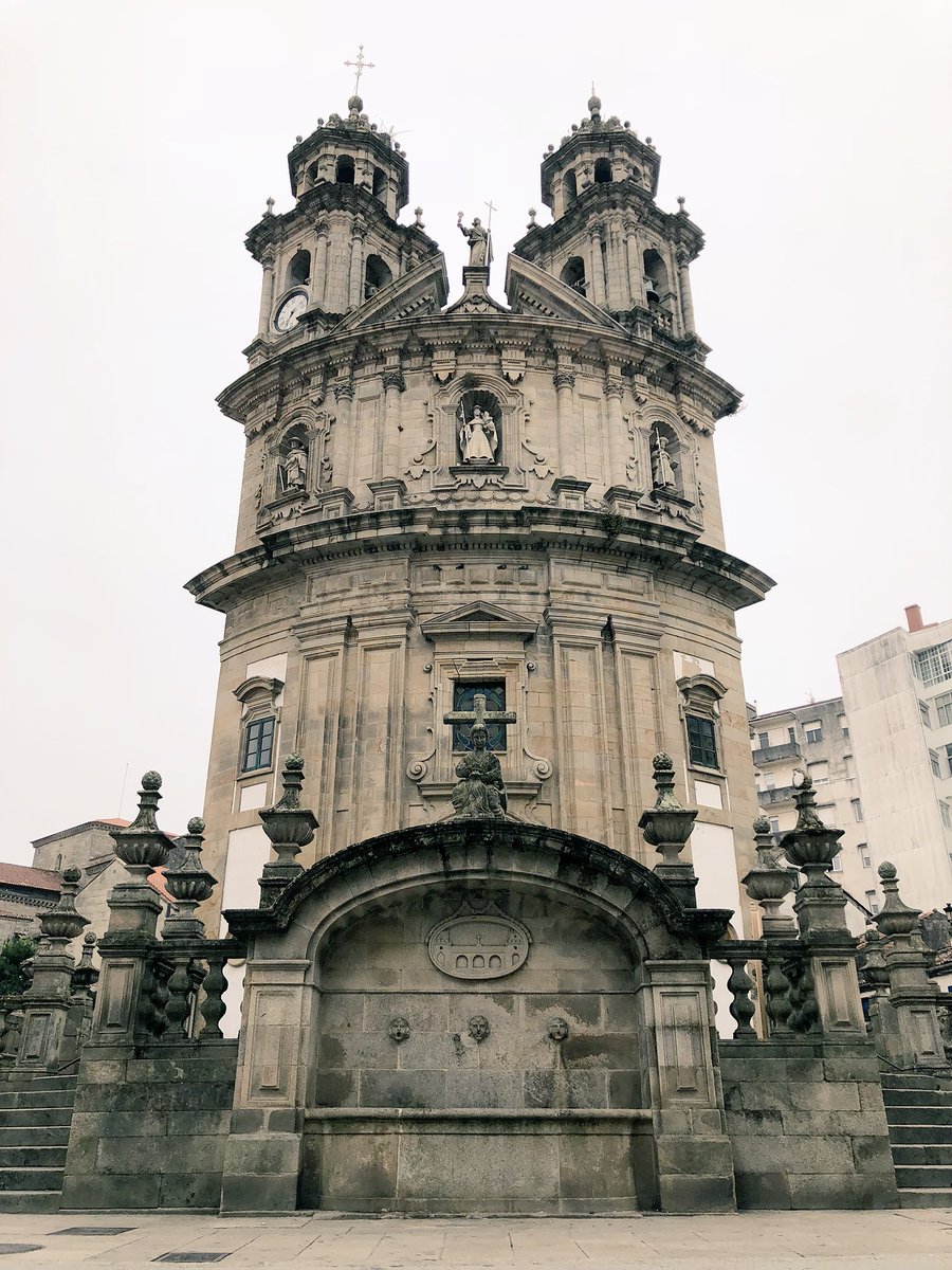 dianamiaus's tweet photo. Empezamos el día visitando Pontevedra a pie con @Pontevedrate: la ciudad esconde muchísimas historias en su precioso casco antiguo 😍 #terrasdepontevedra #caminaentredosaguas #camiñaentredúasaugas @TdePontevedra https://t.co/P6iguxP8VC