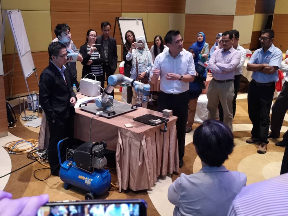 OfficialMIDA's tweet photo. Thank you Mr Ng of #NovetecInnovation for the insightful talk at our #TechTarik Session on Collaborative Robots. The on-going series continues to provide awareness on #industry4. We had a mix crowd from local companies, unis and industry associations. #futureofmfg #cobots https://t.co/0B61pY1SiF