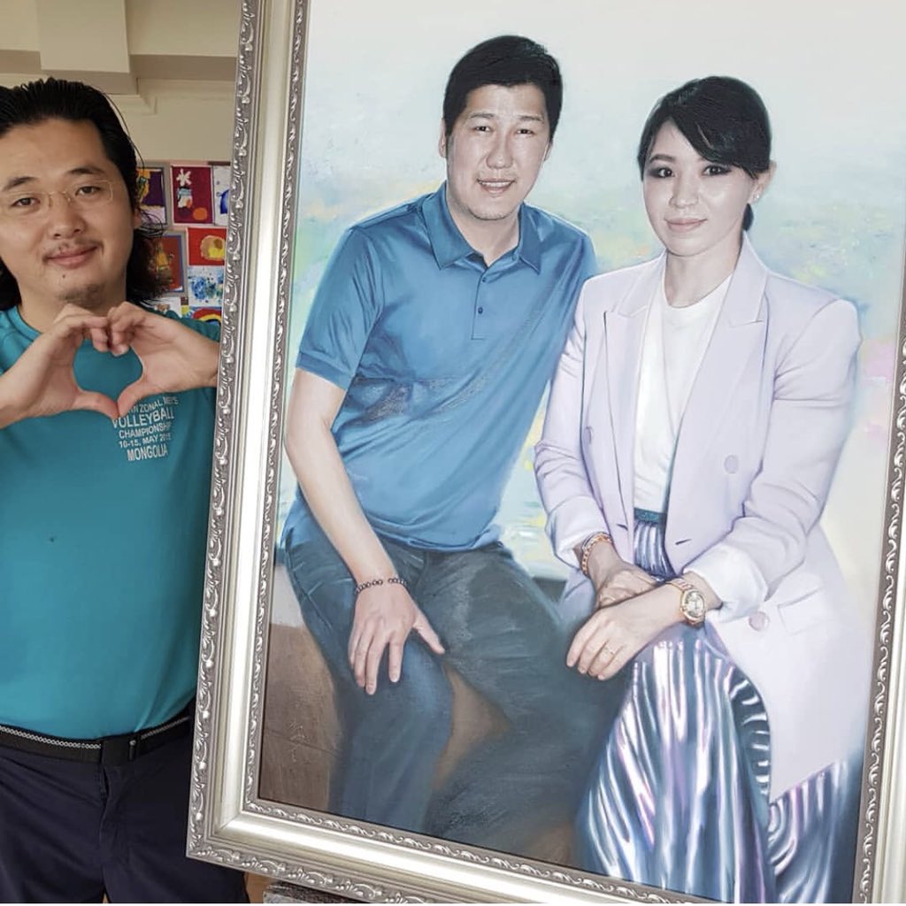 Хөрөг зураач Т. Чингис гэж энэ залууг үнэхээр биширч байна аа. Бурхан түүнд авьяасыг харамгүй хайрлаж, тэр өөрөө ч авьяасаа өндөрт өргөж явдаг юм байна. 🤩😍💖

Яаж ингэж сэвх,толбо ч үлдээлгүй амьд мэт зурдаг юм бэ, гайхалтай 🤤👍🏻🥂