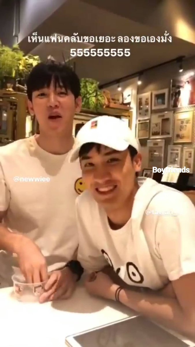 LPWriterKhlong's tweet image. โคลงสี่สุภาพ #เตนิว

ใดใดในโลกล้วน     เตนิว
ชาวโผ่ก้านั่งชิลล์     ไม่ได้
กัปตันแล่นเรือฉิว     ปลิวล่อง ลอยลำ
ตามส่องโมเมนต์ไป้  หั่วใจ้ จะวาย

cr ภาพ : IGs , taynew_v