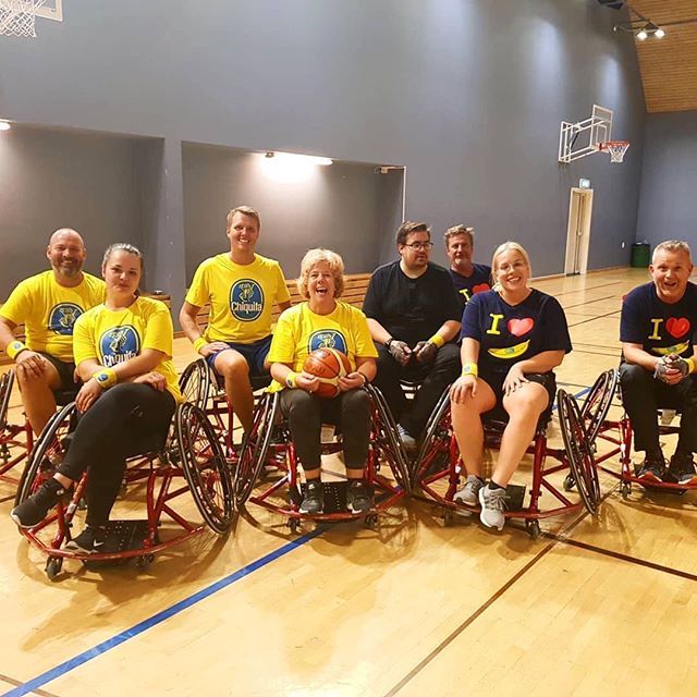 Härligt gäng från Chiquita här för kundträff i dagarna🍌Här glada miner och många skratt efter en Rullstolsbasket-match😄🏀 Läs mer om RB och andra aktiviteter på vår web! Länk i bio #bosön #aktiviteter #vinnandemöten ift.tt/2PPx7Vv
