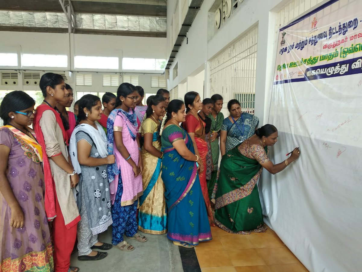 MinistryWCD's tweet photo. तमिलनाडु के नमक्कल जिले में #POSHANAbhiyaan को सफल बनाने के लिए आंगनवाड़ी कार्यकर्ताओं ने जागरूकता रैली निकाली और कॉलेजों में हस्ताक्षर अभियान चलाकर इस अभियान का सन्देश युवाओं तक पहुँचाया।  
#PoshanMaah

@MoHFW_INDIA @UNICEFIndia @WorldBankIndia @BMGFIndia @MoRD_GOI @HRDMinistry https://t.co/YoDFHTuuy5