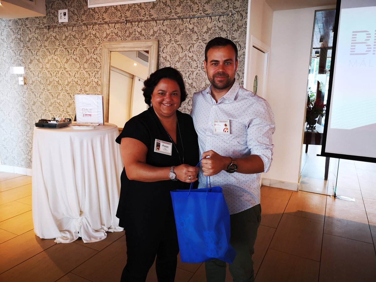 BNIexitoMalaga's tweet photo. Cómo nos gustan los #regalos! David García de @alancopiadoras ganador del sorteo del ponente recibe sus regalos de manos de Lucía Núñez de @VIAJARESCULTURA #Enhorabuena! #BNIExito #Málaga #Empresarios #Empresas https://t.co/yUi3ndpIdn
