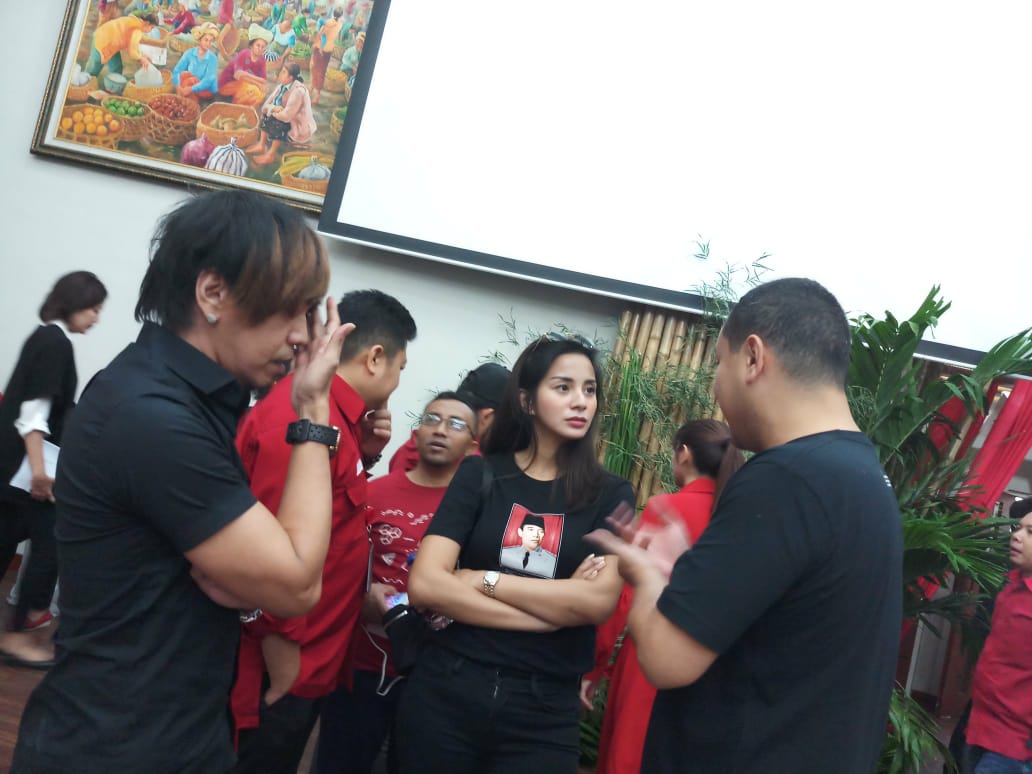 adinndul's tweet photo. astagaaaa cantik banget my idolaaa :3 @_kiranalara
ada abang ganteng juga nih @iankaselaradja
#AtributMil3nialPDIP #PDIPMilenial https://t.co/8oOyjGMKhN