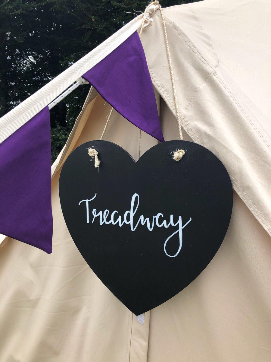 Still loving our chalkboards handwritten by calligraphy wizards @wilsonandlionek✨💕👇
#festivalwedding #festivalbrides #bohobride #wedding #weddingplanning