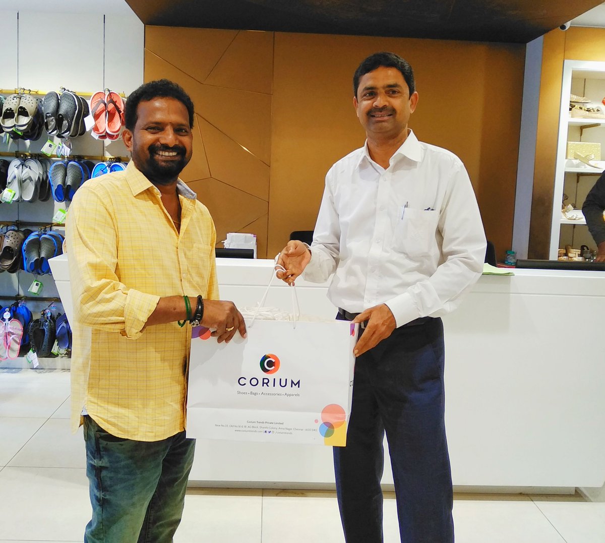 coriumtrends's tweet photo. #Thanks @ponramVVS for visiting @coriumtrends 
Thanks for your wishes!!! We wish you a great success for #seemaraja 

#shanthicolony #annanagar #ttkroad #alwarpet #vvs #rajinimurugan #sk #shopping #shoes https://t.co/nirRVwXWlD